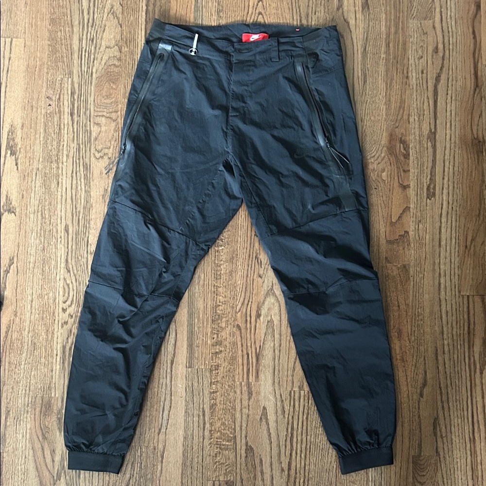 Nike Men's Dark Gray Joggers